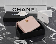 Colestore Chanel Métiers d’art 2026 Classic Small Flap Wallet  Grained Goatskin, Enamel & Gold-Tone Metal  Light Pink 11x7.5x1.5cm - 1