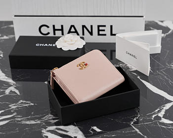 Colestore Chanel Métiers d’art 2026 Classic Small Flap Wallet  Grained Goatskin, Enamel & Gold-Tone Metal  Light Pink 11x7.5x1.5cm
