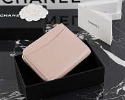 Colestore Chanel Métiers d’art 2026 Classic Small Flap Wallet  Grained Goatskin, Enamel & Gold-Tone Metal  Light Pink 11x7.5x1.5cm - 4