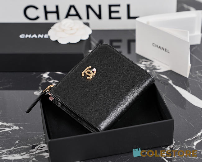 Colestore Chanel Métiers d’art 2026 Classic Small Flap Wallet  Grained Goatskin, Enamel & Gold-Tone Metal Black 11x7.5x1.5cm - 1