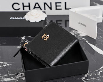 Colestore Chanel Métiers d’art 2026 Classic Small Flap Wallet  Grained Goatskin, Enamel & Gold-Tone Metal Black 11x7.5x1.5cm