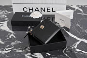 Colestore Chanel Métiers d’art 2026 Classic Small Flap Wallet  Grained Goatskin, Enamel & Gold-Tone Metal Black 11x7.5x1.5cm - 3