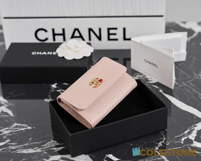 Colestore Chanel Métiers d’art 2026 Card holder Grained Goatskin, Enamel & Gold-Tone Metal  Light Pink  7.5 x 11.3 x 2.1cm - 1