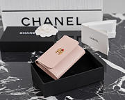 Colestore Chanel Métiers d’art 2026 Card holder Grained Goatskin, Enamel & Gold-Tone Metal  Light Pink  7.5 x 11.3 x 2.1cm - 1