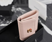 Colestore Chanel Métiers d’art 2026 Card holder Grained Goatskin, Enamel & Gold-Tone Metal  Light Pink  7.5 x 11.3 x 2.1cm - 2