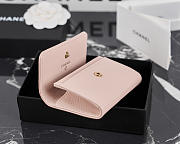 Colestore Chanel Métiers d’art 2026 Card holder Grained Goatskin, Enamel & Gold-Tone Metal  Light Pink  7.5 x 11.3 x 2.1cm - 3