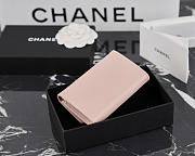 Colestore Chanel Métiers d’art 2026 Card holder Grained Goatskin, Enamel & Gold-Tone Metal  Light Pink  7.5 x 11.3 x 2.1cm - 4