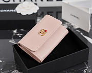 Colestore Chanel Métiers d’art 2026 Card holder Grained Goatskin, Enamel & Gold-Tone Metal  Light Pink  7.5 x 11.3 x 2.1cm - 5