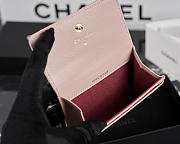 Colestore Chanel Métiers d’art 2026 Card holder Grained Goatskin, Enamel & Gold-Tone Metal  Light Pink  7.5 x 11.3 x 2.1cm - 6