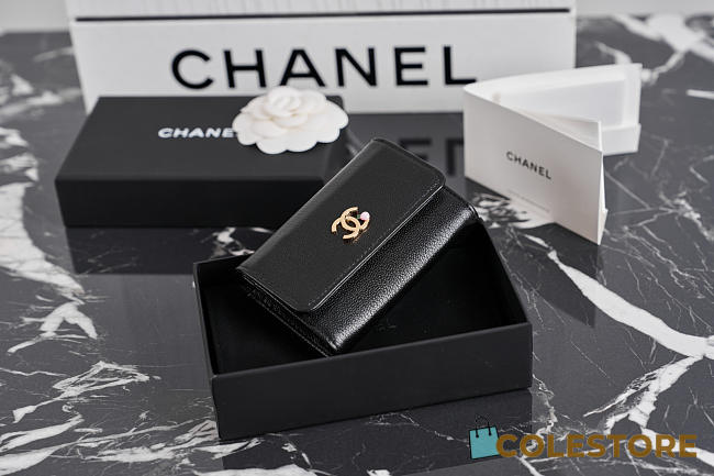 Colestore Chanel Métiers d’art 2026   Card Holder   Grained Goatskin, Enamel & Gold-Tone Metal  Black  7.5 x 11.3 x 2.1cm - 1