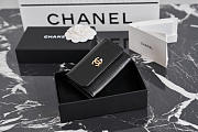 Colestore Chanel Métiers d’art 2026   Card Holder   Grained Goatskin, Enamel & Gold-Tone Metal  Black  7.5 x 11.3 x 2.1cm - 1
