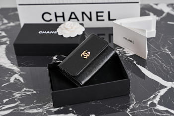 Colestore Chanel Métiers d’art 2026   Card Holder   Grained Goatskin, Enamel & Gold-Tone Metal  Black  7.5 x 11.3 x 2.1cm