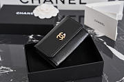 Colestore Chanel Métiers d’art 2026   Card Holder   Grained Goatskin, Enamel & Gold-Tone Metal  Black  7.5 x 11.3 x 2.1cm - 3
