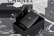 Colestore Chanel Métiers d’art 2026   Card Holder   Grained Goatskin, Enamel & Gold-Tone Metal  Black  7.5 x 11.3 x 2.1cm - 4