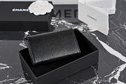 Colestore Chanel Métiers d’art 2026   Card Holder   Grained Goatskin, Enamel & Gold-Tone Metal  Black  7.5 x 11.3 x 2.1cm - 5