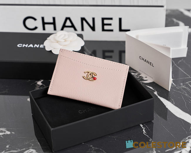Colestore Chanel Métiers d’art 2026   Card Holder   Grained Goatskin, Enamel & Gold-Tone Metal  Light Pink 10.2x5.7x0.5cm - 1
