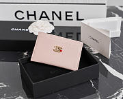 Colestore Chanel Métiers d’art 2026   Card Holder   Grained Goatskin, Enamel & Gold-Tone Metal  Light Pink 10.2x5.7x0.5cm - 1