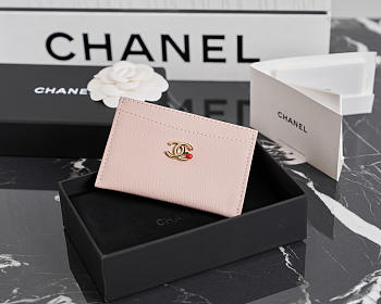 Colestore Chanel Métiers d’art 2026   Card Holder   Grained Goatskin, Enamel & Gold-Tone Metal  Light Pink 10.2x5.7x0.5cm