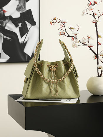 Colestore Chanel Fall Winter 2026 Pre-Collection   CHANEL 25 Small Handbag   Grained Calfskin & Gold-Tone Metal  Green  30 x 26 x 14cm