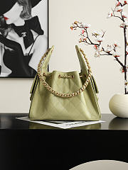 Colestore Chanel Fall Winter 2026 Pre-Collection   CHANEL 25 Small Handbag   Grained Calfskin & Gold-Tone Metal  Green  30 x 26 x 14cm - 6