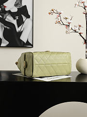 Colestore Chanel Fall Winter 2026 Pre-Collection   CHANEL 25 Small Handbag   Grained Calfskin & Gold-Tone Metal  Green  30 x 26 x 14cm - 4