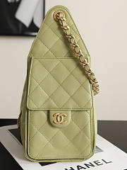 Colestore Chanel Fall Winter 2026 Pre-Collection   CHANEL 25 Small Handbag   Grained Calfskin & Gold-Tone Metal  Green  30 x 26 x 14cm - 5