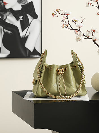 Colestore Chanel Fall Winter 2026 Pre-Collection   CHANEL 25 Mini Handbag   Grained Calfskin & Gold-Tone Metal  Green  20 x 22 x 12.5cm