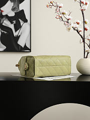 Colestore Chanel Fall Winter 2026 Pre-Collection   CHANEL 25 Mini Handbag   Grained Calfskin & Gold-Tone Metal  Green  20 x 22 x 12.5cm - 2