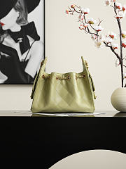 Colestore Chanel Fall Winter 2026 Pre-Collection   CHANEL 25 Mini Handbag   Grained Calfskin & Gold-Tone Metal  Green  20 x 22 x 12.5cm - 5