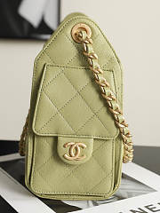 Colestore Chanel Fall Winter 2026 Pre-Collection   CHANEL 25 Mini Handbag   Grained Calfskin & Gold-Tone Metal  Green  20 x 22 x 12.5cm - 4