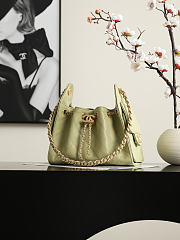 Colestore Chanel Fall Winter 2026 Pre-Collection   CHANEL 25 Mini Handbag   Grained Calfskin & Gold-Tone Metal  Green  20 x 22 x 12.5cm - 3