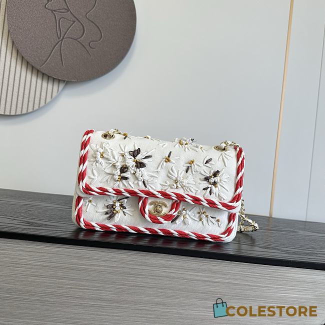 Colestore Chanel Métiers d’art 2026   Classic 11.12 Handbag   Embroidered Wool Crepe, Raffia, Glass Beads & Gold-Tone Metal  Ecru & Red 15.5 x 25.5 x 6.5cm - 1