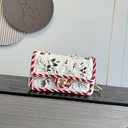 Colestore Chanel Métiers d’art 2026   Classic 11.12 Handbag   Embroidered Wool Crepe, Raffia, Glass Beads & Gold-Tone Metal  Ecru & Red 15.5 x 25.5 x 6.5cm - 1