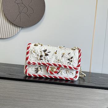 Colestore Chanel Métiers d’art 2026   Classic 11.12 Handbag   Embroidered Wool Crepe, Raffia, Glass Beads & Gold-Tone Metal  Ecru & Red 15.5 x 25.5 x 6.5cm
