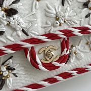 Colestore Chanel Métiers d’art 2026   Classic 11.12 Handbag   Embroidered Wool Crepe, Raffia, Glass Beads & Gold-Tone Metal  Ecru & Red 15.5 x 25.5 x 6.5cm - 4