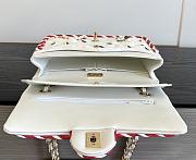 Colestore Chanel Métiers d’art 2026   Classic 11.12 Handbag   Embroidered Wool Crepe, Raffia, Glass Beads & Gold-Tone Metal  Ecru & Red 15.5 x 25.5 x 6.5cm - 3