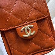 Colestore Chanel Spring Summer 2026   CHANEL 25 Mini Handbag   Grained Calfskin & Gold-Tone Metal  Dark Orange  20 x 22 x 12.5cm - 4