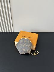Colestore Louis Vuitton Paw Coin Pouch Monogram Pets Beige 13 x 13 x 2 cm - 5