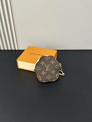 Colestore Louis Vuitton Paw Coin Pouch Monogram Pets Beige 13 x 13 x 2 cm - 2