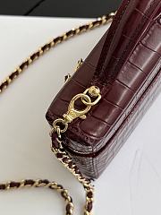 Colestore Chanel Métiers d’art 2026   Vanity with Chain   Crocodile Embossed Calfskin & Gold-Tone Metal  Dark Burgundy 17 x 19.5 x 5cm - 6