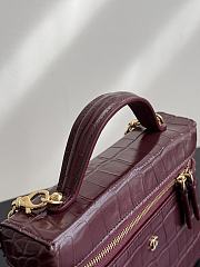 Colestore Chanel Métiers d’art 2026   Vanity with Chain   Crocodile Embossed Calfskin & Gold-Tone Metal  Dark Burgundy 17 x 19.5 x 5cm - 5