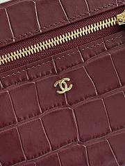 Colestore Chanel Métiers d’art 2026   Vanity with Chain   Crocodile Embossed Calfskin & Gold-Tone Metal  Dark Burgundy 17 x 19.5 x 5cm - 4