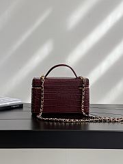 Colestore Chanel Métiers d’art 2026   Vanity with Chain   Crocodile Embossed Calfskin & Gold-Tone Metal  Dark Burgundy 17 x 19.5 x 5cm - 3