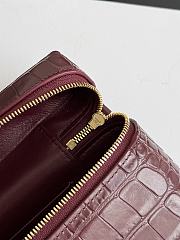 Colestore Chanel Métiers d’art 2026   Vanity with Chain   Crocodile Embossed Calfskin & Gold-Tone Metal  Dark Burgundy 17 x 19.5 x 5cm - 2