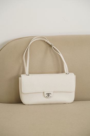 Colestore Chanel Maxi Flapbag Grained Calfskin & Silver Metal White 19.5 x 32 x 10cm