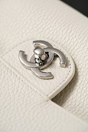 Colestore Chanel Maxi Flapbag Grained Calfskin & Silver Metal White 19.5 x 32 x 10cm - 5