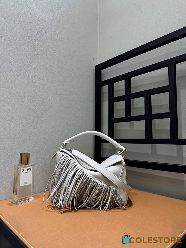 Colestore  Loewe Fringe small Puzzle bag in classic calfskin White 24 x 10.5 x 16.5 cm - 1