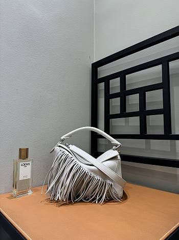 Colestore  Loewe Fringe small Puzzle bag in classic calfskin White 24 x 10.5 x 16.5 cm