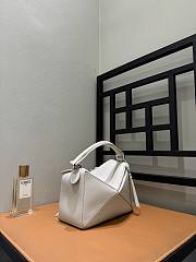 Colestore  Loewe Fringe small Puzzle bag in classic calfskin White 24 x 10.5 x 16.5 cm - 5