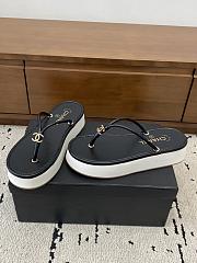 Colestore Chanel Métiers d’art 2026   Thongs platform   Goatskin  Black & White - 4